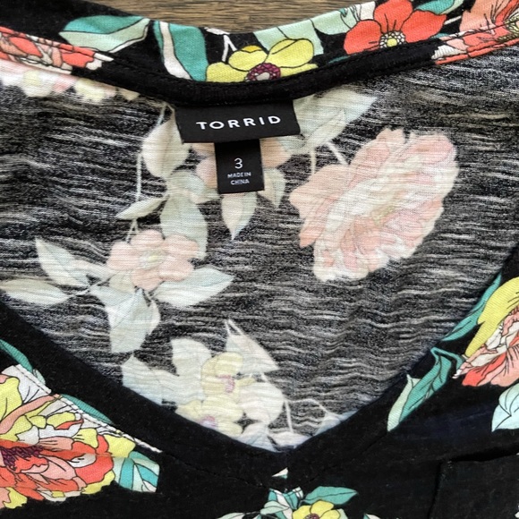Torrid WMNS Top. Barely worn. Sz 3x. - Picture 2 of 2